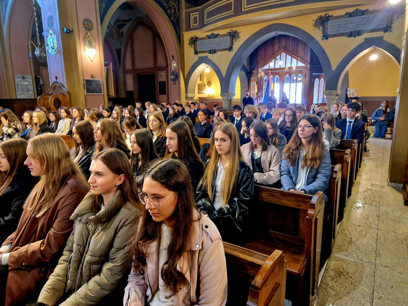 Zdjęcie Ślubowanie kl 1 2025 (9)1862bd44-5dfd-40f6-aade-04a7fc7081b9.jpg w galerii Ślubowanie klas pierwszych (6.10.2025)